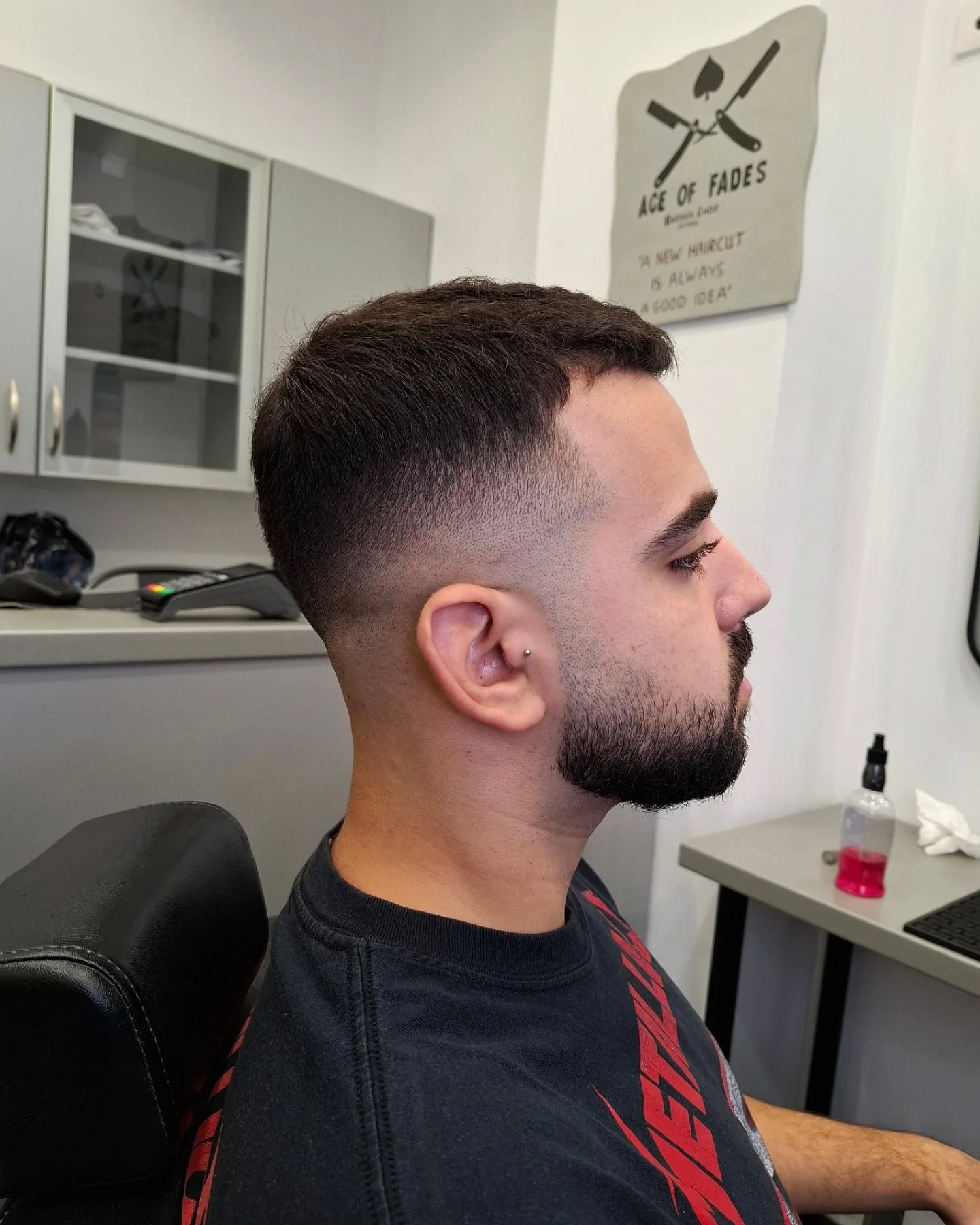 Κούρεμα με fade και περιποιημένο μούσι