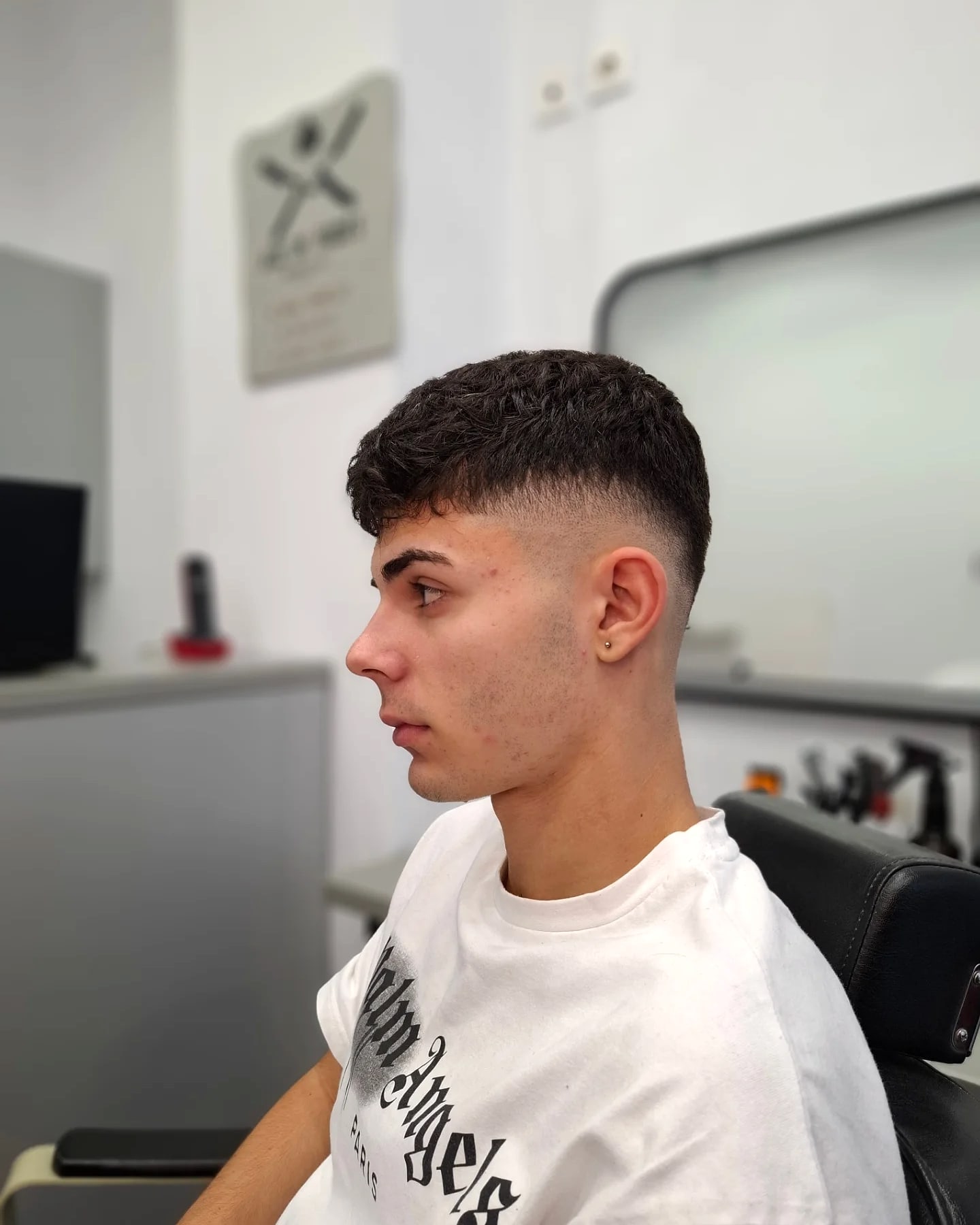 Κοντό σγουρό κούρεμα με mid fade